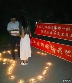 男生向女生求婚吃瓜群众,男生向女生深情表白，围观群众见证甜蜜时刻