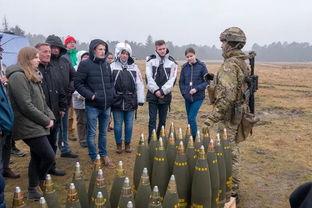 军演吃瓜群众围观视频,围观群众镜头下的热血瞬间