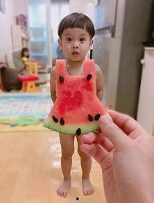 穿短裤的吃瓜群众,夏日街头众生相