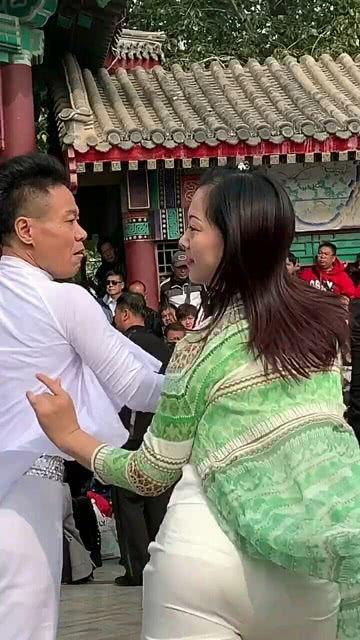 吃瓜群众的广场舞视频,吃瓜群众镜头下的欢乐时光