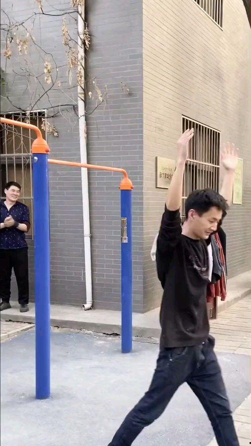 女孩被吃瓜群众围观,吃瓜群众热议背后的真相