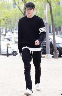 街拍吃瓜群众美女,街拍美女生动演绎时尚态度